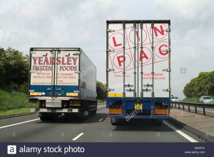 lorry-overtaking-another-lorry-on-the-busy-a1-road-in-the-uk-A02XTX.jpg