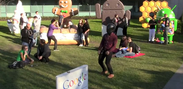 Google-personal spelar in egen Harlem Shake-video framför androidstatyerna