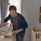 Nybliven pappa får bebistips i senaste Galaxy S4-reklamen