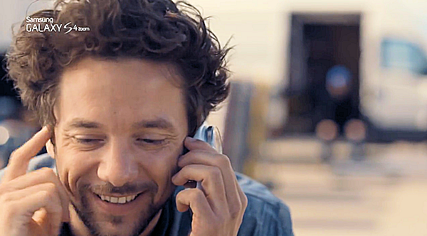 Samsung visar upp kameramobilen Galaxy S4 Zoom i nya reklamfilmer