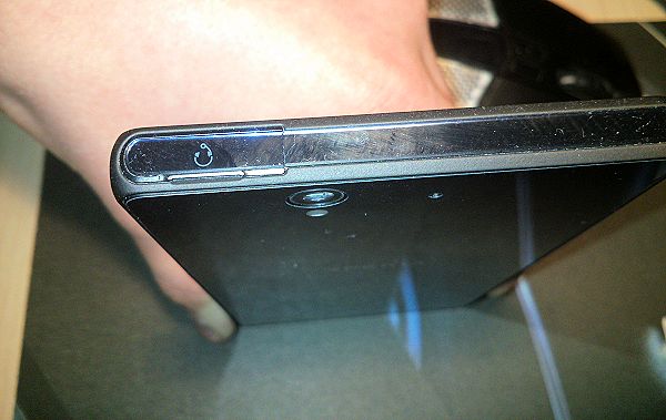 Rapporter om att bakstycket glappar på Sony Xperia Z