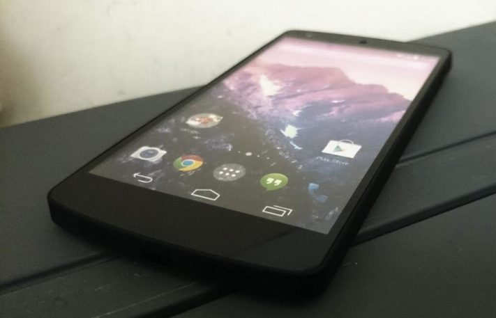 Nya bilder på Google Nexus 5 – telefonen som presenterar sig själv