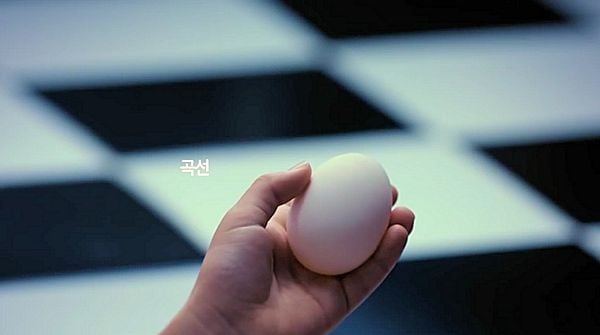 Samsung gör jämförelser med verkliga objekt i reklam för Galaxy Round