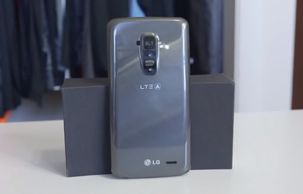 LG G Flex självläkande bakstycke snittas med kniv