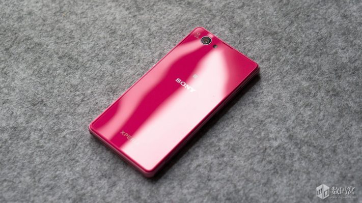 Foton på Sony Xperia Z1 Compact och dess kartong