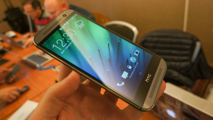 HTC-anställd försvarar svarta ramen under skärmen på One M8