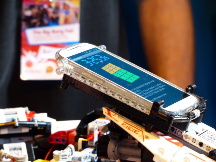 Legorobot styrd av Androidmobil löser Rubiks kub på rekordtid