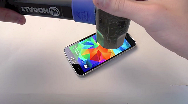 Samsung Galaxy S5 krossas med hammare, batteriet slår bakut