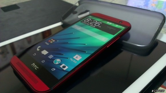 Röda HTC One M8 påträffas i Taiwan