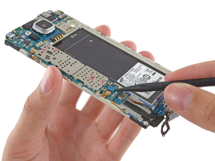 IFixIt plockar isär Samsung Galaxy Alpha, ger medelmåttigt reparationsbetyg