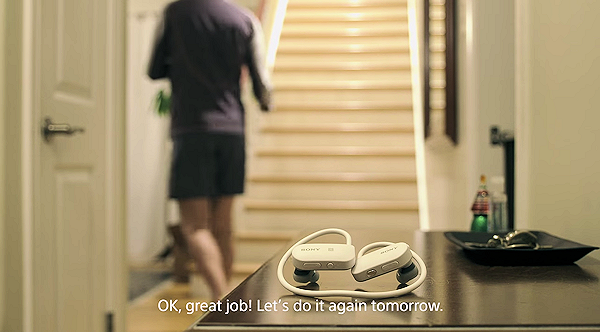 Sony Smart B-Trainer peppar och coachar motionärer under löprundan