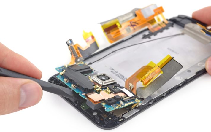 IFixIt undersöker HTC One M9, rekommenderar att den inte lagas själv