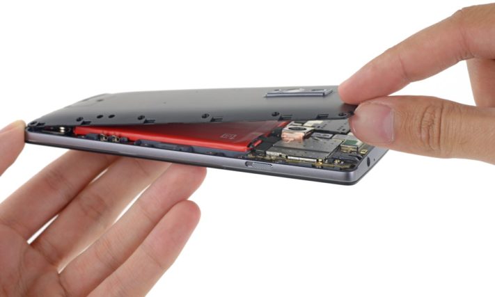OnePlus 2 plockas isär och undersöks av IFixIt
