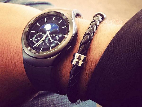Samsungs runda smartklocka Gear S2 visas upp av anställd