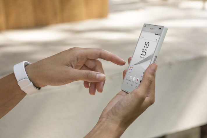De som beställer Sony Xperia Z5 Compact får hörlurarna MDR-10RC på köpet
