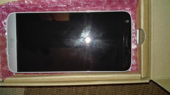 Bilder på LG G5, sägs återigen ha två skärmar