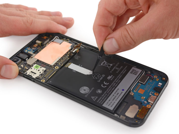 IFixIt skruvar isär Google Pixel XL, ger telefonen hyfsat betyg
