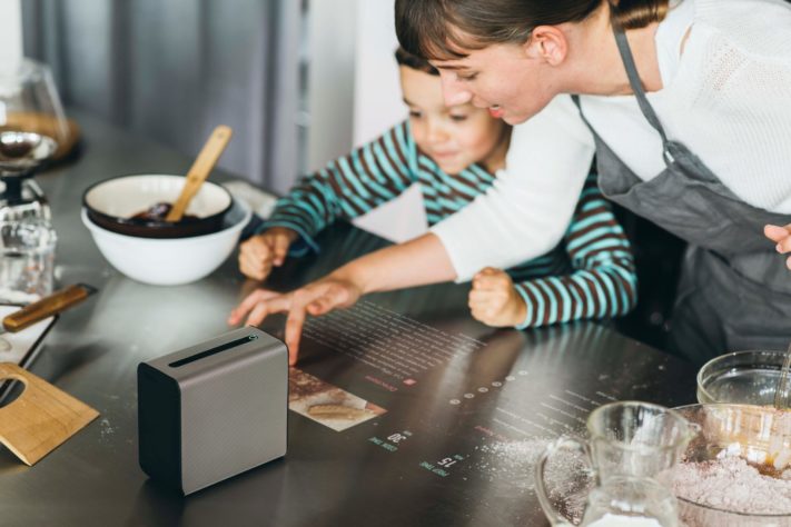Sonys Androidbaserade projektor Xperia Touch kan förvandla alla ytor till pekskärmar