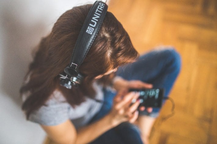 Hur lyssnar du på musik på mobilen: trådlöst eller via kabel?