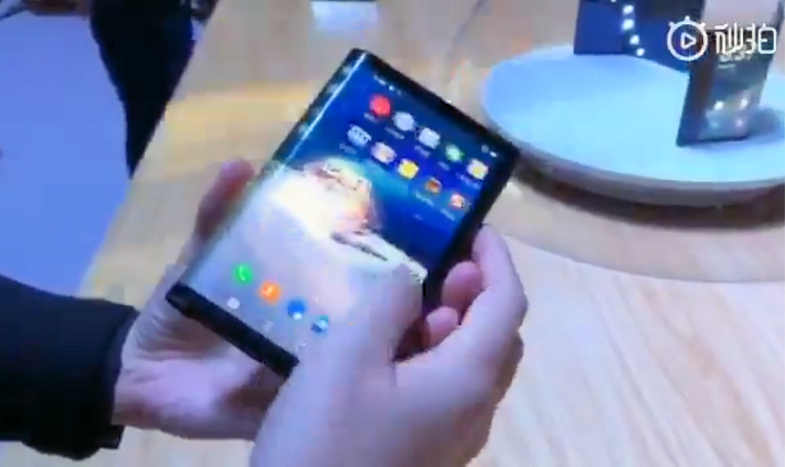 Vikbar smartphone visas upp