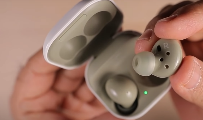 Hörlurarna Samsung Galaxy Buds 2 packas upp på YouTube innan lanseringen