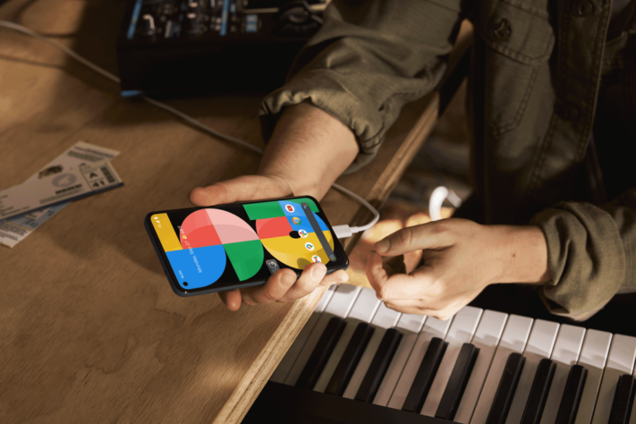 Google parodierar Jony Ive i reklam för Pixel 5a