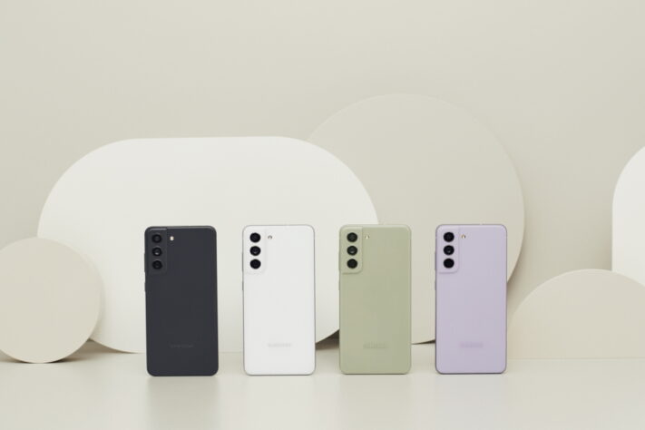 Samsung Galaxy S21 FE nu på butikshyllor