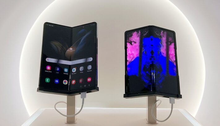 Samsung visar upp smartphoneprototyp som kan vikas både inåt och utåt
