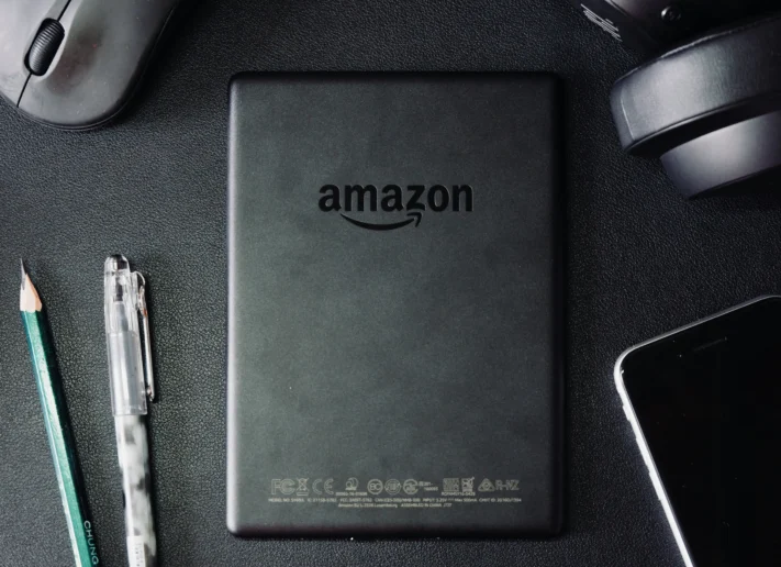 Amazon sparkar 14 000 anställda, skylls på AI